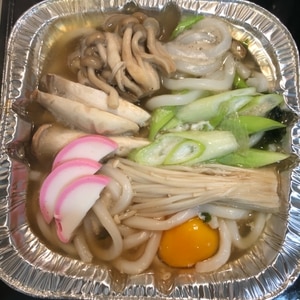 【簡単アレンジ】市販の鍋焼きうどんを野菜たっぷりに